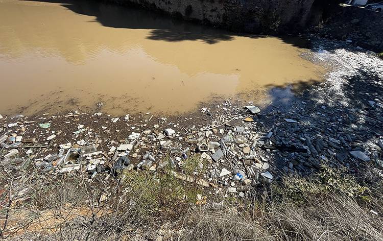 Bodrum'da yağış sonrası denizin rengi değişti, sahilde de kirlilik oluştu 3